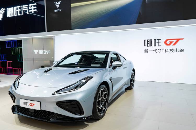 东莞213哪吒汽车在智能汽车领域的表现，领途汽车在新能源汽车市场中的影响力